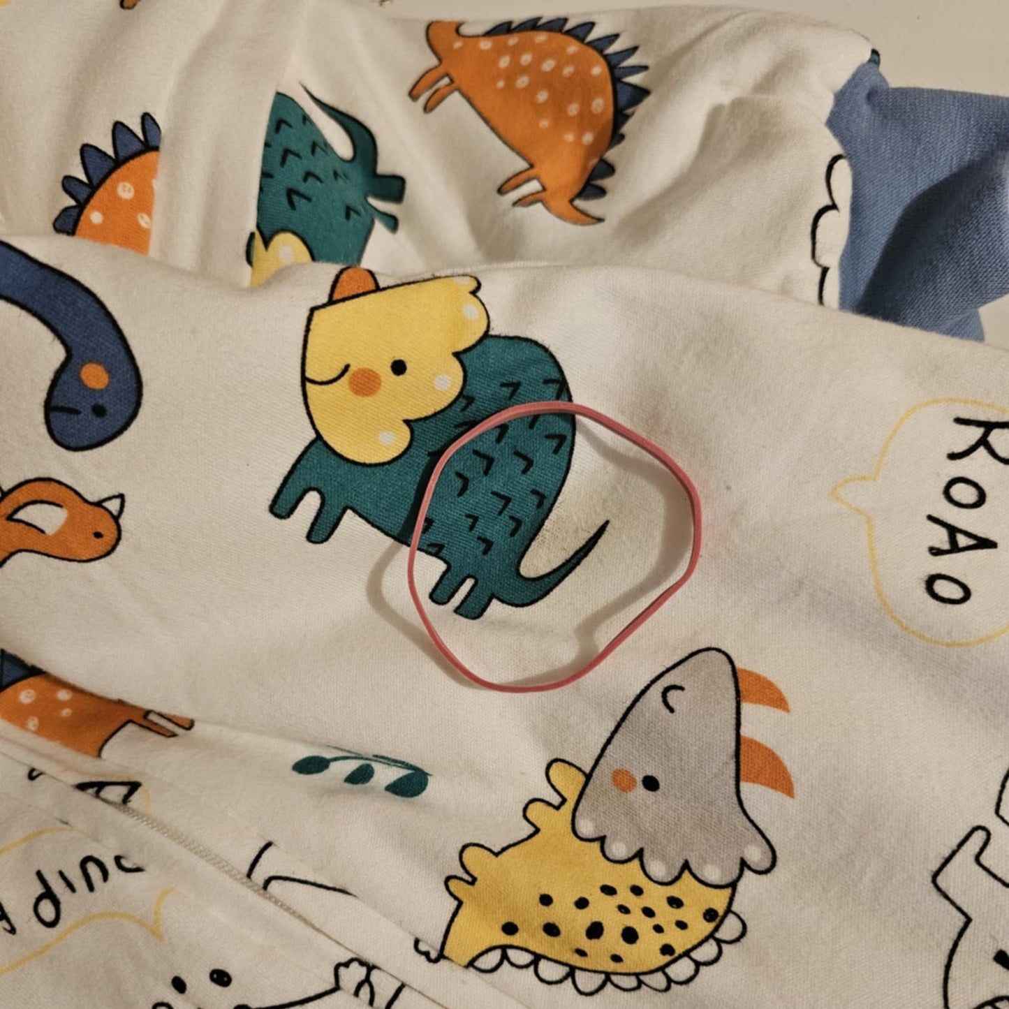 Spalna vreča z nogicami DINOZAVRI (z napako)